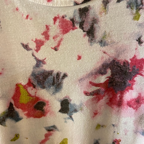 Green tee has modern painted look red white black flowers - Picture 5 of 7